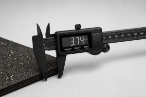 اندازه‌گیری ضخامت ایزوگام با کولیس دیجیتال در آزمایشگاه کنترل کیفیت ایزوگام امین