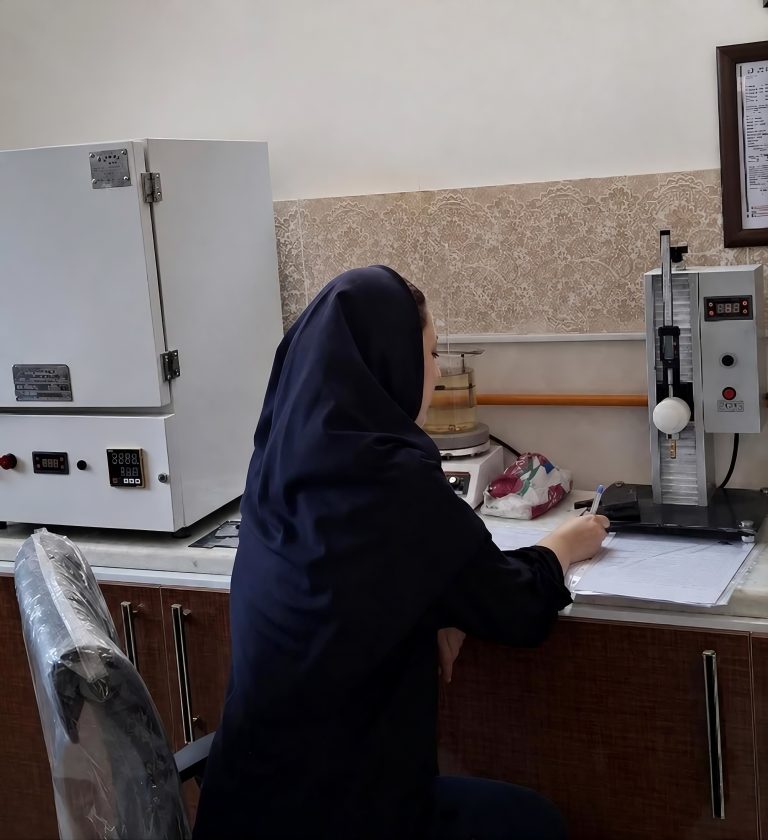 **خانم مهندس کریمی مسئول مدیریت کنترل کیفیت آزمایشگاه ایزوگام امین**